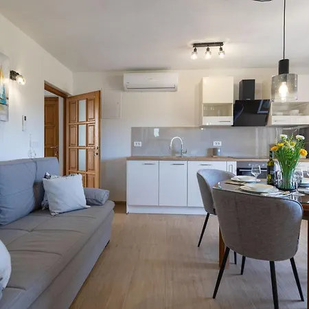 Apartment Klanac No 2 *